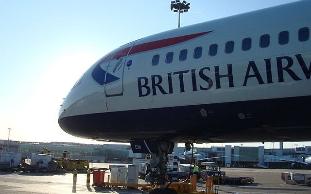 Un avion British Airways à l'aéroport de Heathrow à Londres (Crédit : Panhard/Wikimedia Commons)