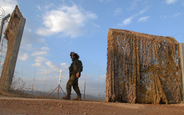 Un morceau de la clôture de sécurité à la frontière entre Israël et le Liban, à Metoula. Illustration. (Crédit : Hamad Almakt/Flash90)