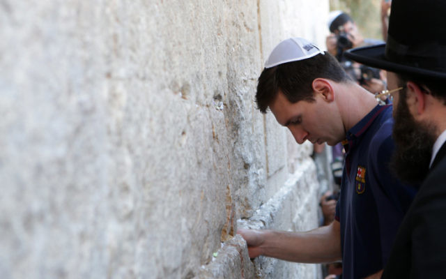 Le footballeur Lionel Messi au mur Occidental avec le Cc Barcelone, dans la Vieille Ville de Jérusalem, le 4 août 2013; (Crédit : Alex Kolomoisky/Flash90) Le footballeur Lionel Messi au mur Occidental avec le Cc Barcelone, dans la Vieille Ville de Jérusalem, le 4 août 2013; (Crédit : Alex Kolomoisky/Flash90)
