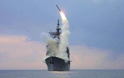 Un missile Tomahawk tiré par un destroyer américain. Illustration. (Crédit : Wikimedia Commons) Un missile Tomahawk tiré par un destroyer américain. Illustration. (Crédit : Wikimedia Commons)