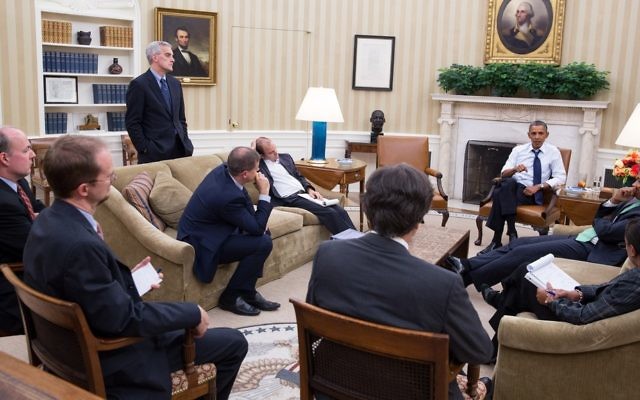 Le président Barack Obama dans le bureau oval avec ses conseillers pour discuter d'une nouvelle stratégie pour la situation en Syrie. (Crédit: Pete Souza/Official White House Photo) Le président Barack Obama dans le bureau oval avec ses conseillers pour discuter d'une nouvelle stratégie pour la situation en Syrie. (Crédit: Pete Souza/Official White House Photo)