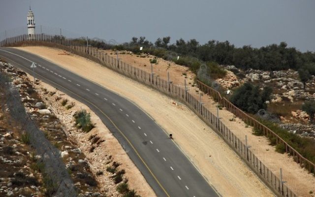 Les forces de sécurité israéliennes près de la barrière de sécurité près de Modiin Ilit, en 2009 (Crédit : Nati Shohat/Flash90) Les forces de sécurité israéliennes près de la barrière de sécurité près de Modiin Ilit, en 2009 (Crédit : Nati Shohat/Flash90)