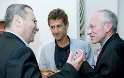 L'homme d'affaires franco-israélien Beny Steinmetz (centre) et Ehud Barak (gauche) et Stanley Fischer (droite) (Crédit : Moshe Shai/Flash 90)