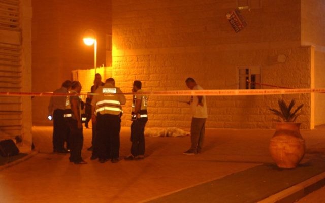 Photo illustrative de la police de Beer Sheva sur une scène de crime nocturne (Crédit photo: Dudu Greenspan / Flash90) Photo illustrative de la police de Beer Sheva sur une scène de crime nocturne (Crédit photo: Dudu Greenspan / Flash90)