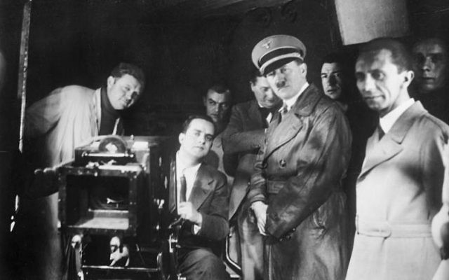 Joseph Goebbels (à droite), et Adolf Hitler à un tournage. (Crédit : domaine public) Joseph Goebbels (à droite), et Adolf Hitler à un tournage. (Crédit : domaine public)