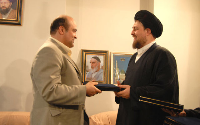 Siamak Moreh Sedgh (à gauche), avec Sayyed Hassan Khomeini, le petit-fils de l'ayatollah Ruhollah Khomeini, le fondateur de la République islamique d'Iran. (Crédit : site internet de la communauté juive iranienne)