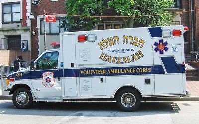 Une ambulance à Hatzalah dans le quartier de Crown Heights, Brooklyn, New York (Crédit : Tariqabjotu/Wikimedia Commons)