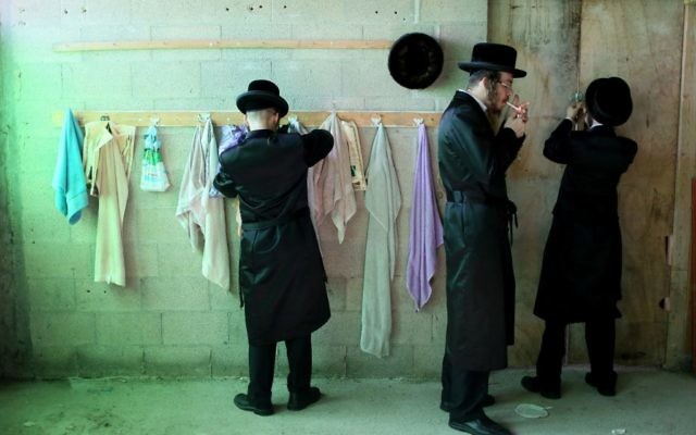 Des hommes ultra-orthodoxes à Beit Shemesh. Illustration. (Crédit : Nati Shohat/Flash 90)