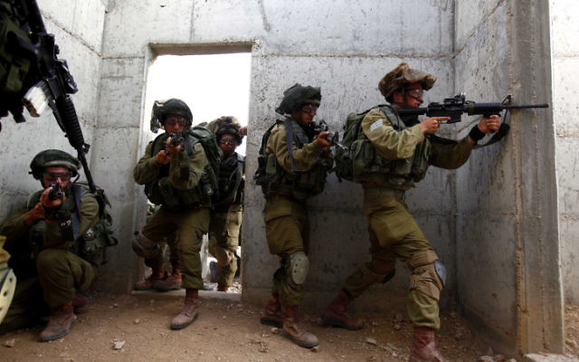 Des soldats de l'armée israélienne simulant une attaque surprise - photo illustrative (Crédit : Edi Israel/Flash90) Des soldats de l'armée israélienne simulant une attaque surprise - photo illustrative (Crédit : Edi Israel/Flash90)