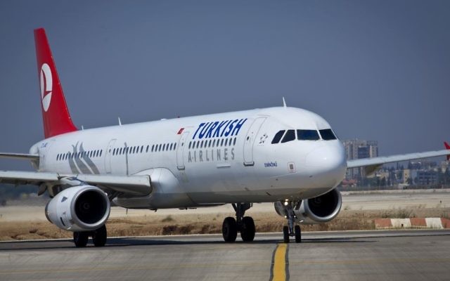 Un vol Turkish Airlines sur la piste de l'aéroport international Ben-Gurion, le 3 août 2013. (Crédit : Moshe Shai/Flash90)