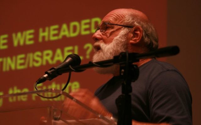 Jeff Halper, du Comité israélien contre la démolition de maisons, pendant la conférence Zochrot, le 29 septembre 2013. (Crédit : Zochrot/Eleonor Merza)
