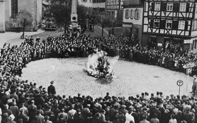 Des enfants scolarisés et d'autres personnes amenés pour regarder brûler le mobilier de synagogues lors de la Nuit de Cristal à  Mosbach, en Allemagne. (Crédit : Autorisation)