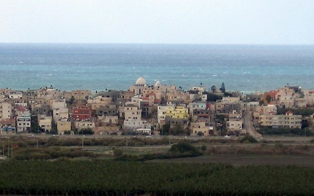 Le village arabe de Jisr az-Zarka dans le nord d'Israël. (Crédit : Golf Bravo/Wikimedia) Le village arabe de Jisr az-Zarka dans le nord d'Israël. (Crédit : Golf Bravo/Wikimedia)