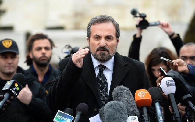 Le porte-parole de la Coalition de l'opposition syrienne, Louay Safi, lors d'une déclaration à la presse, le 30 janvier 2014 à Genève
(Crédit: AFP/Philippe Desmazes) Le porte-parole de la Coalition de l'opposition syrienne, Louay Safi, lors d'une déclaration à la presse, le 30 janvier 2014 à Genève
(Crédit: AFP/Philippe Desmazes)