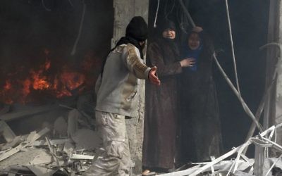 Des habitants dans les décombres d'un immeuble touché par une attaque aérienne de l'armée syrienne, le 30 janvier 2014 à Alep (Crédit: AFP/Mohammed al-Khatieb) Des habitants dans les décombres d'un immeuble touché par une attaque aérienne de l'armée syrienne, le 30 janvier 2014 à Alep (Crédit: AFP/Mohammed al-Khatieb)