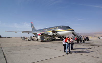 Un avion de la compagnie aérienne jordanienne, Royal Jordanian, à l’aéroport d'Aqaba en Jordanie, à 10km d'Eilat. (Crédit : Berthold Werner/Wikimedia Commons/CC BY 3.0)