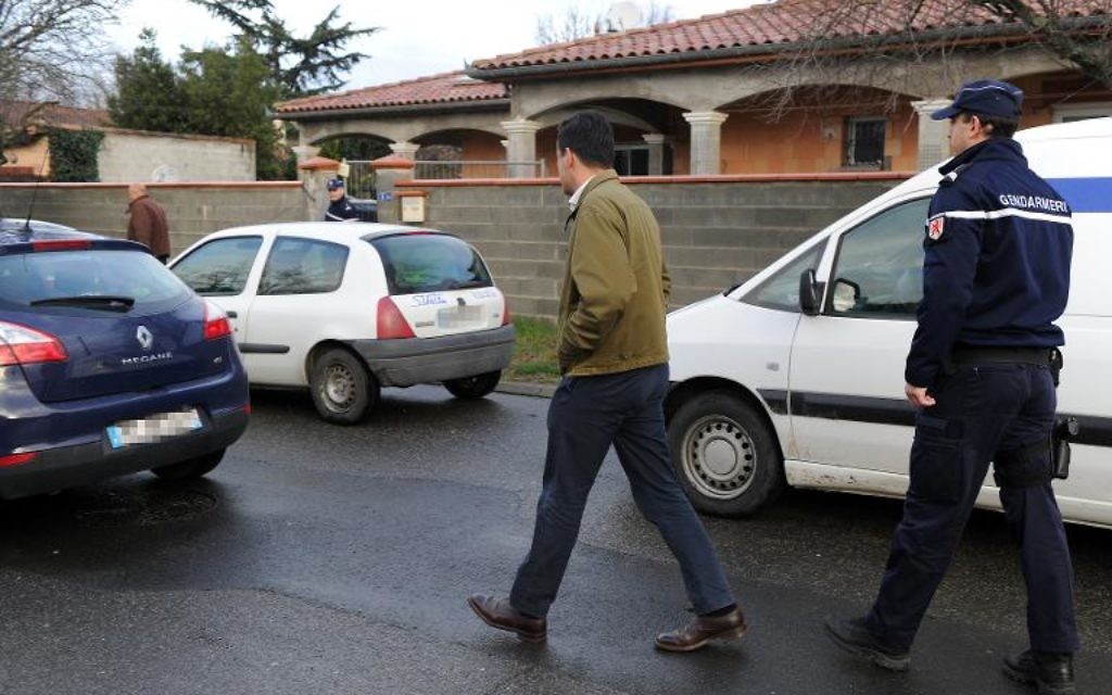 Des gendarmes le 28 janvier 2014 à Pinsaguel près de Toulouse devant le domicile familial de l'un des deux adolescents partis en Syrie
(Crédit: AFP/Eric Cabanis) Des gendarmes le 28 janvier 2014 à Pinsaguel près de Toulouse devant le domicile familial de l'un des deux adolescents partis en Syrie
(Crédit: AFP/Eric Cabanis)