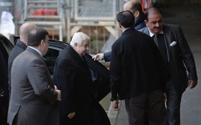 Le chef de la diplomatie syrienne Walid Mouallem arrive au siège de l'ONU à Genève, le 24 janvier 2014 (Crédit : AFP/Philippe Desmazes)