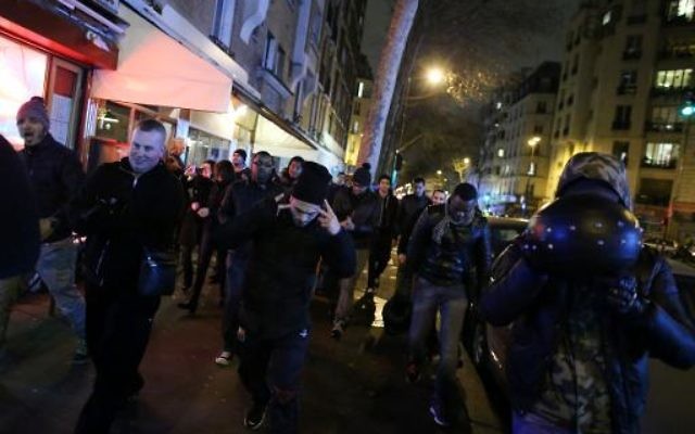 Des soutiens de Dieudonné quittent le quartier du Théâtre de la Main d'Or après un face à face avec des manifestants hostiles au polémiste, le 16 janvier 2014 à Paris (Crédit : AFP/Kenzo Tribouillard) Des soutiens de Dieudonné quittent le quartier du Théâtre de la Main d'Or après un face à face avec des manifestants hostiles au polémiste, le 16 janvier 2014 à Paris (Crédit : AFP/Kenzo Tribouillard)