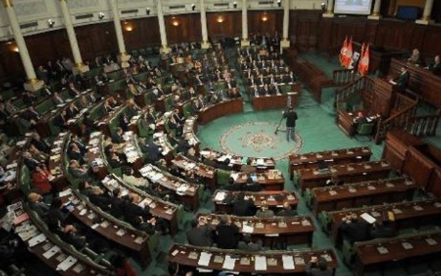 Mehdi Jomaa (D) presente son nouveau gouvernment lors d'une session parlementaire le 28 janvier à Tunis (Crédit : Fethi Belaid/AFP)