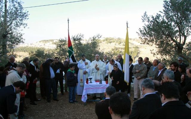 Le curé de Beit Jala, le père Ibrahim al-Shomali, qui célèbre la messe dans la vallée.
(Crédit : AFP Musa al-Shaer) Le curé de Beit Jala, le père Ibrahim al-Shomali, qui célèbre la messe dans la vallée.
(Crédit : AFP Musa al-Shaer)