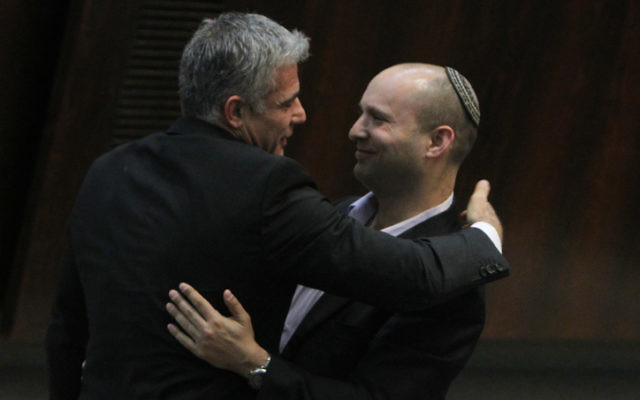 Yair Lapid, président parti Yesh Atid, et Naftali Bennett, dirigeant du parti HaBayit HaYehudi, à la Knesset, en février 2013. (Crédit : Miriam Alster/FLASH90) Yair Lapid, président parti Yesh Atid, et Naftali Bennett, dirigeant du parti HaBayit HaYehudi, à la Knesset, en février 2013. (Crédit : Miriam Alster/FLASH90)