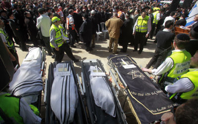 Cercueils des victimes de l'école juive Ozer Hatorah, lors de l'enterrement à Jérusalem (Crédit : Uri Lenz/Flash 90)