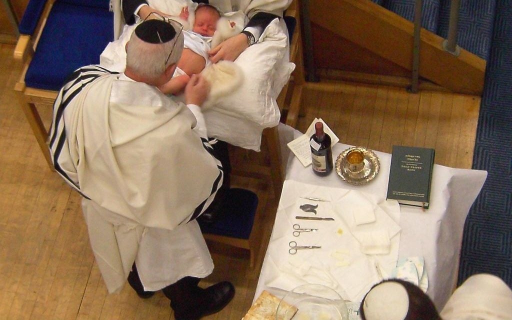 Une cérémonie de brit milah, la circoncision rituelle. Illustration. (Crédit : Cheskel Dovid/CC BY 3.0/Wikimedia Commons) Une cérémonie de brit milah, la circoncision rituelle. Illustration. (Crédit : Cheskel Dovid/CC BY 3.0/Wikimedia Commons)