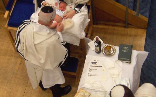 Une cérémonie de brit milah, la circoncision rituelle. Illustration. (Crédit : Cheskel Dovid/CC BY 3.0/Wikimedia Commons) Une cérémonie de brit milah, la circoncision rituelle. Illustration. (Crédit : Cheskel Dovid/CC BY 3.0/Wikimedia Commons)