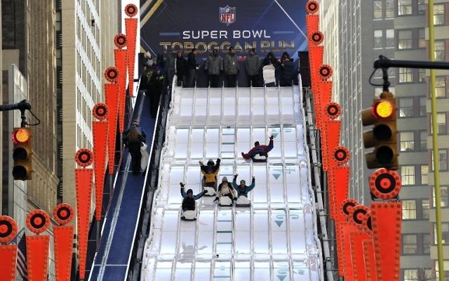 Des fans du Super Bowl glissent sur un tobogan géant à Manhattan, le 29 janvier 2014 (Crédit : AFP) Des fans du Super Bowl glissent sur un tobogan géant à Manhattan, le 29 janvier 2014 (Crédit : AFP)