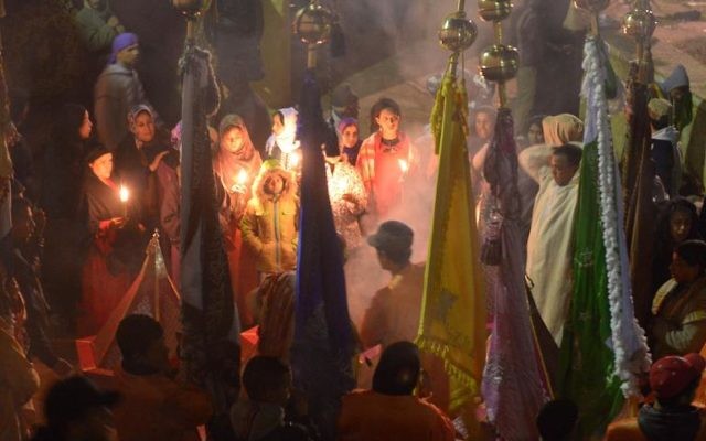 Des femmes marocaines brûlent des cierges et de l'encens pendant le festival de Sidi Ali, le 21 janvier 2014 à Sidi Ali, près de Meknès
(Crédit : AFP/Fadel Senna) Des femmes marocaines brûlent des cierges et de l'encens pendant le festival de Sidi Ali, le 21 janvier 2014 à Sidi Ali, près de Meknès
(Crédit : AFP/Fadel Senna)