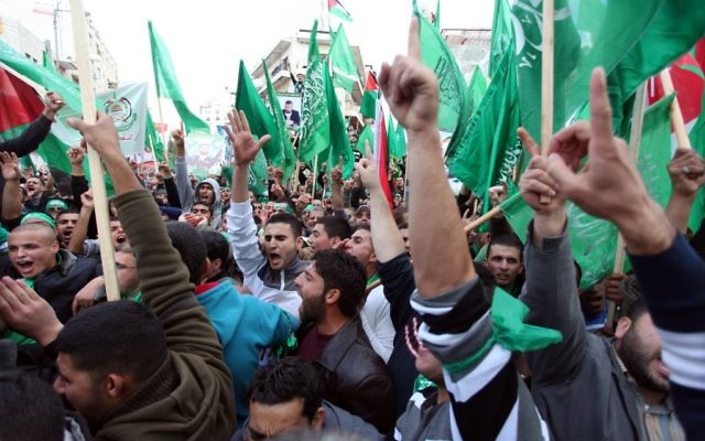Des palestiniens lors du 25ème anniversaire du Hamas - Ramallah - 14 Décembre 2012 (Crédit : Issam Rimawi/Flash90) Des palestiniens lors du 25ème anniversaire du Hamas - Ramallah - 14 Décembre 2012 (Crédit : Issam Rimawi/Flash90)