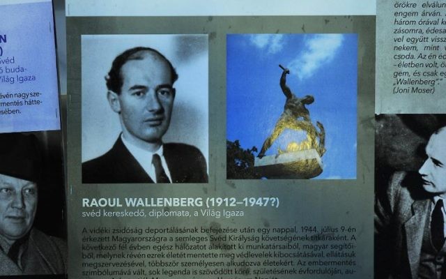 Des photos du diplomate suédois Raoul Wallenberg qui sauva des milliers de Juifs hongrois, le 3 août 2012 au Mémorial de l'Holocauste à Budapest (Crédit : AFP/Archives Attila Kisbenedek) Des photos du diplomate suédois Raoul Wallenberg qui sauva des milliers de Juifs hongrois, le 3 août 2012 au Mémorial de l'Holocauste à Budapest (Crédit : AFP/Archives Attila Kisbenedek)
