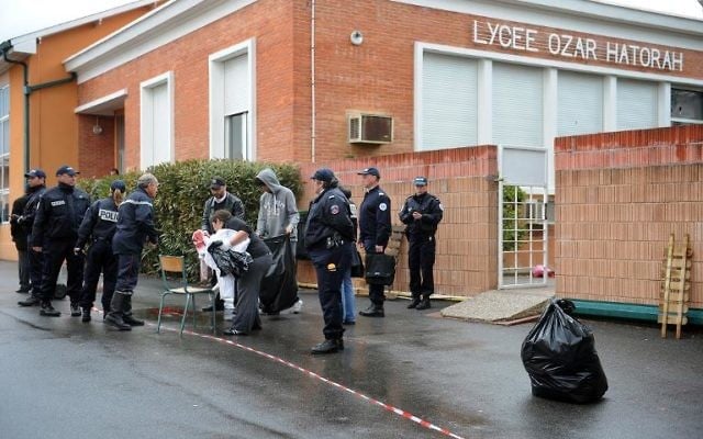 Des policiers devant l'école Ozar Hatorah, à Toulouse, le 19 mars 2012. (Crédit : AFP/Archives Remy Gabalda)