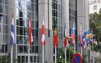 Drapeaux européens devant le  Parlement européen à Bruxelles. Illustration. (Crédit : Francisco Antunes/CC BY/Flickr)