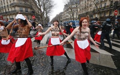 En marge de la manifestation, une dizaine de militantes du groupe "Femen" ont scandé "allez brouter ailleurs", avant d'être arrêtées par les forces de l'ordre.  (Crédit : AFP/Thomas Samson)