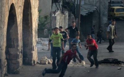 Des Palestiniens jettent des pierres en Cisjordanie (Crédit: Wagdi Ashtiyeh/Flash90)