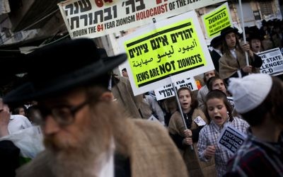 Des membres du groupe antisioniste, Neturei Karta, protestent l'Etat d’Israël, qui, selon eux, ne devrait pas exister avant la venue du Messie. (Crédit : Yonatan Sindel/Flash90)