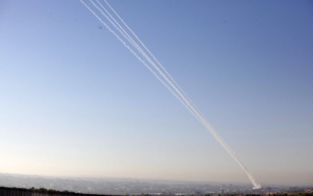 Des roquettes tirées depuis la bande de Gaza, le 15 novembre 2012 (Crédit: Edi Israel/Flash90) Des roquettes tirées depuis la bande de Gaza, le 15 novembre 2012 (Crédit: Edi Israel/Flash90)