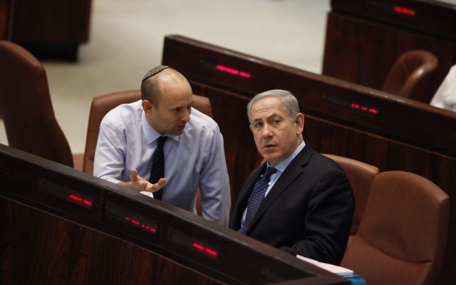 Le Premier ministre Benjamin Netanyahu et le ministre de l'Economie et du commerce, Naftali Bennett (Crédit : Flash90) Le Premier ministre Benjamin Netanyahu et le ministre de l'Economie et du commerce, Naftali Bennett (Crédit : Flash90)