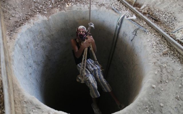Un ouvrier palestinien entre à l'intérieur d'un tunnel de contrebande en septembre 2013 (Crédit: Wissam Nassar/Flash90) Un ouvrier palestinien entre à l'intérieur d'un tunnel de contrebande en septembre 2013 (Crédit: Wissam Nassar/Flash90)