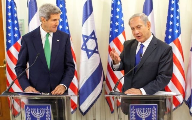Le Premier ministre Benjamin Netanyahu et le secrétaire d'Etat américain John Kerry pendant une conférence de presse à Jérusalem, le 15 septembre 2013. (Crédit : Emil Salman/Pool/Flash90)