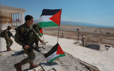 Des soldats israéliens dans la ville de Jéricho, en Cisjordanie (Crédit: Issam Rimawi/Flash90)