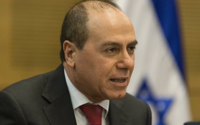 Le ministre de l'Energie israélien Silvan Shalom, le 23 décembre 2013. (Crédit : Flash 90) Le ministre de l'Energie israélien Silvan Shalom, le 23 décembre 2013. (Crédit : Flash 90)
