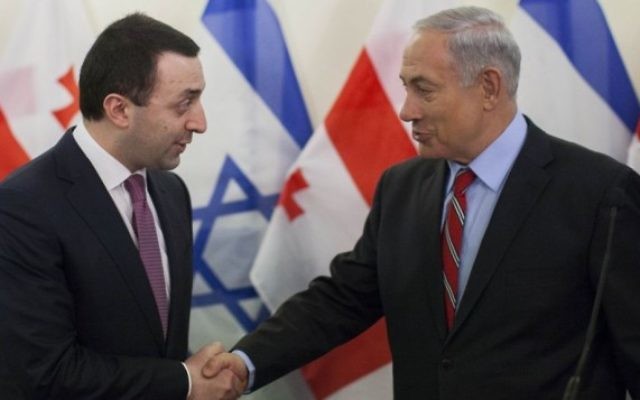 Le Premier ministre israélien Benjamin Netanyahu serre la main du Premier ministre géorgien, Irakli Garibashvili, lors d'une conférence de presse à Jérusalem, le 28 janvier 2014. (Crédit: Yonatan Sindel/Flash90)