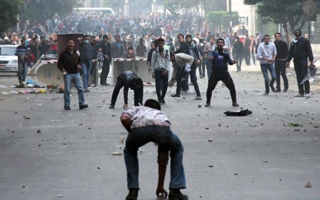 Heurts entre manifestants au Caire le 25 janvier 2014 (Crédit : AFP/Ahmed Taranh)