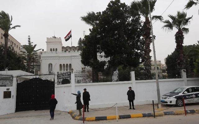 L'ambassade d'Egypte à Tripoli, le 25 janvier 2014 (Crédit : AFP/Mahmud) L'ambassade d'Egypte à Tripoli, le 25 janvier 2014 (Crédit : AFP/Mahmud)