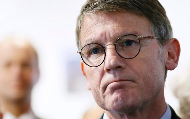 Vincent Peillon, alors ministre français de l'Education nationale, à Lastrene, près de Bordeaux, le 20 janvier 2014. (Crédit : Patrick Bernard/AFP)