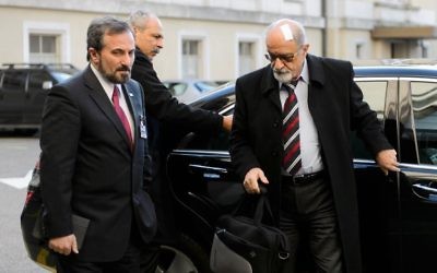Le porte-parole de l'opposition syrienne Louay Safi (gauche) et le vétéran Haitham al-Maleg arrivent à Genève le 28 janvier 2014 (Crédit : AFP/Fabrice Coffrini)