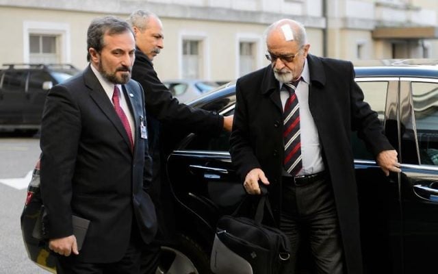 Le porte-parole de l'opposition syrienne Louay Safi (gauche) et le vétéran Haitham al-Maleg arrivent à Genève le 28 janvier 2014 (Crédit : AFP/Fabrice Coffrini) Le porte-parole de l'opposition syrienne Louay Safi (gauche) et le vétéran Haitham al-Maleg arrivent à Genève le 28 janvier 2014 (Crédit : AFP/Fabrice Coffrini)
